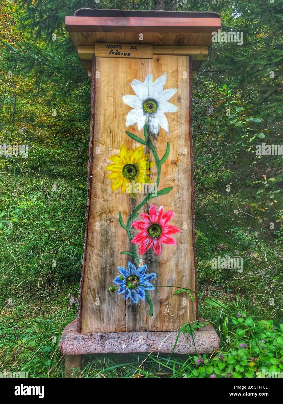 Abeja madera refugio con flores pintadas Fotografía de stock - Alamy Abeja madera refugio con flores pintadas Fotografía de stock - Alamy