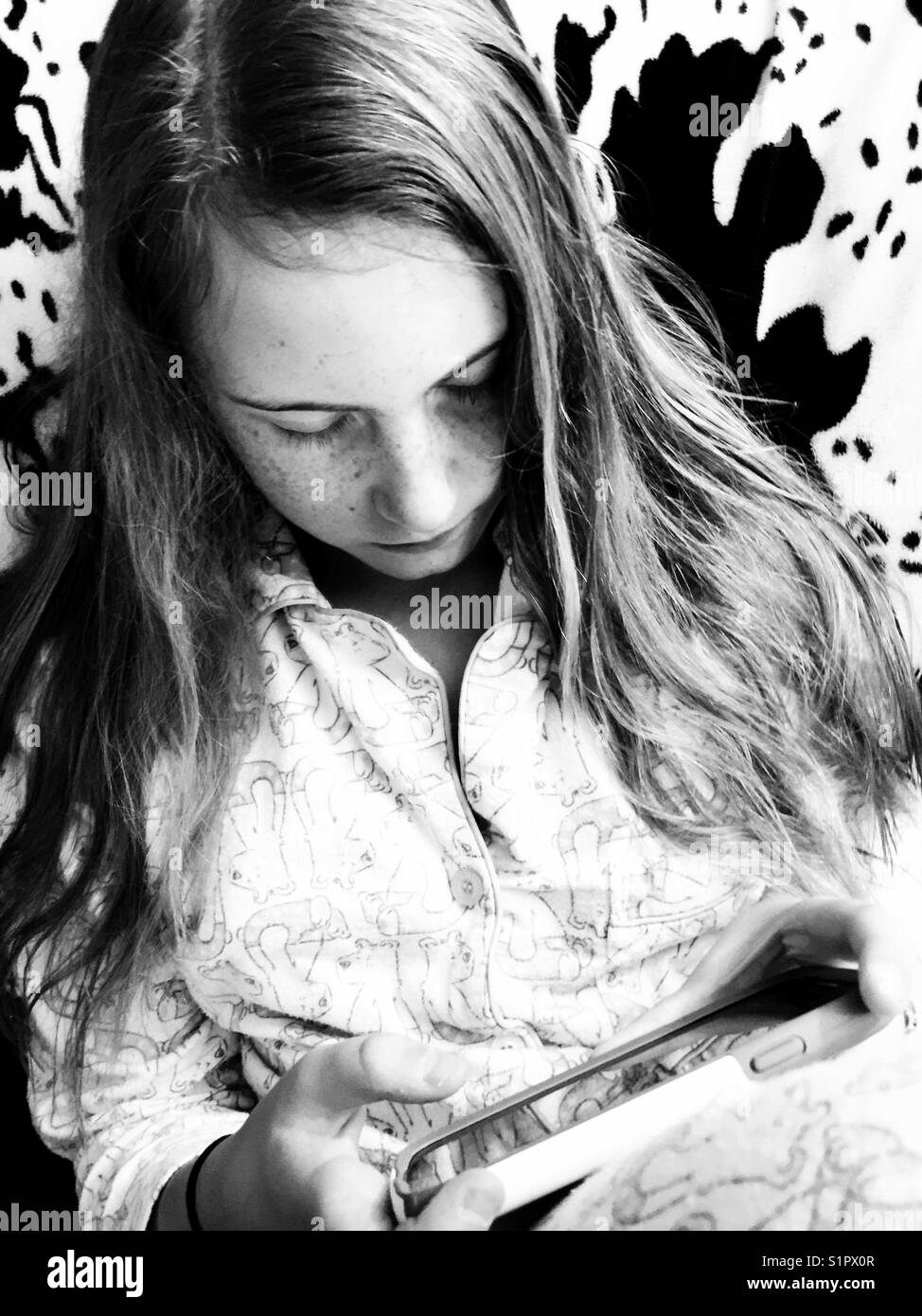 Imagen en blanco y negro de chica en su smartphone Foto de stock