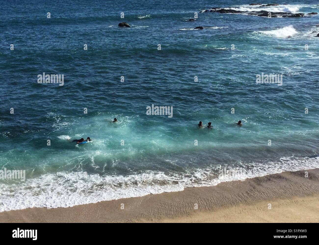 Los nadadores en el Mar de Cortez, en México. Foto de stock
