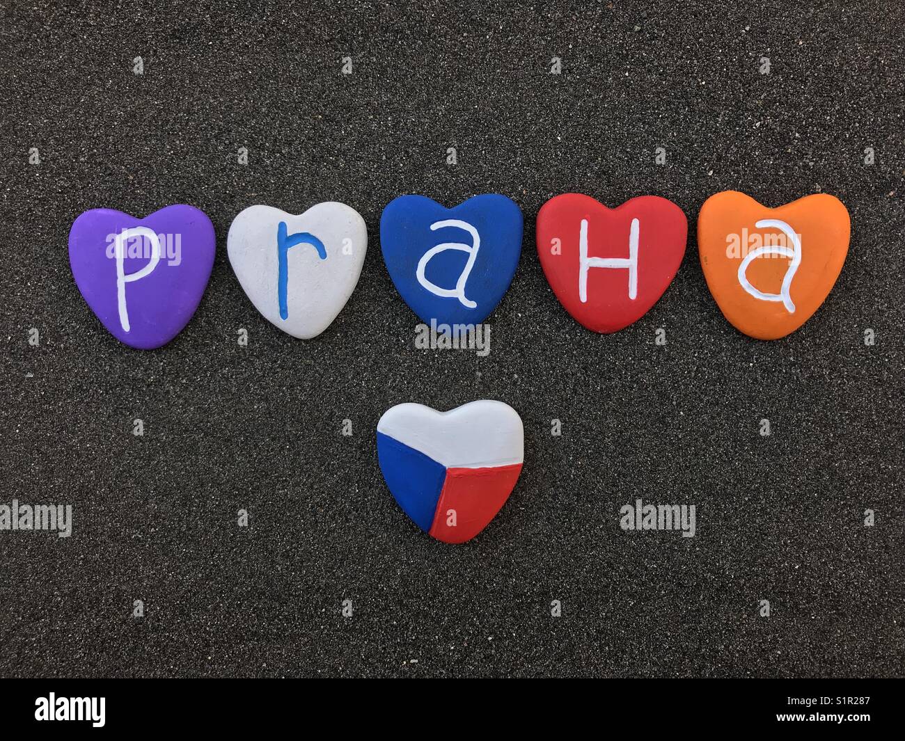 Praga, la capital de República Checa, recuerdo con piedras corazón coloreado Foto de stock