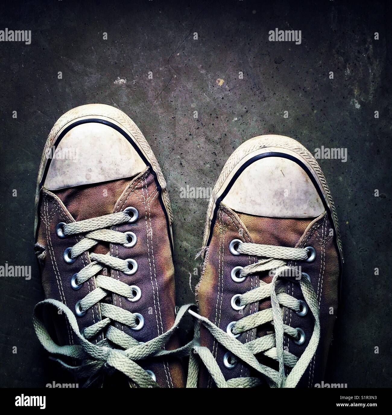 Used converse shoes fotografías e imágenes de alta resolución - Alamy