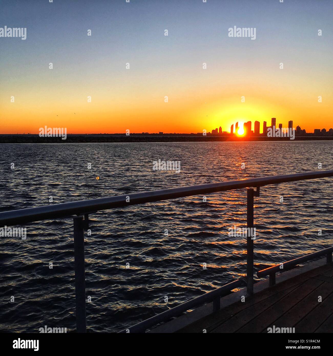 Sunset urbano de Toronto, el Lago Ontario, Canadá Foto de stock
