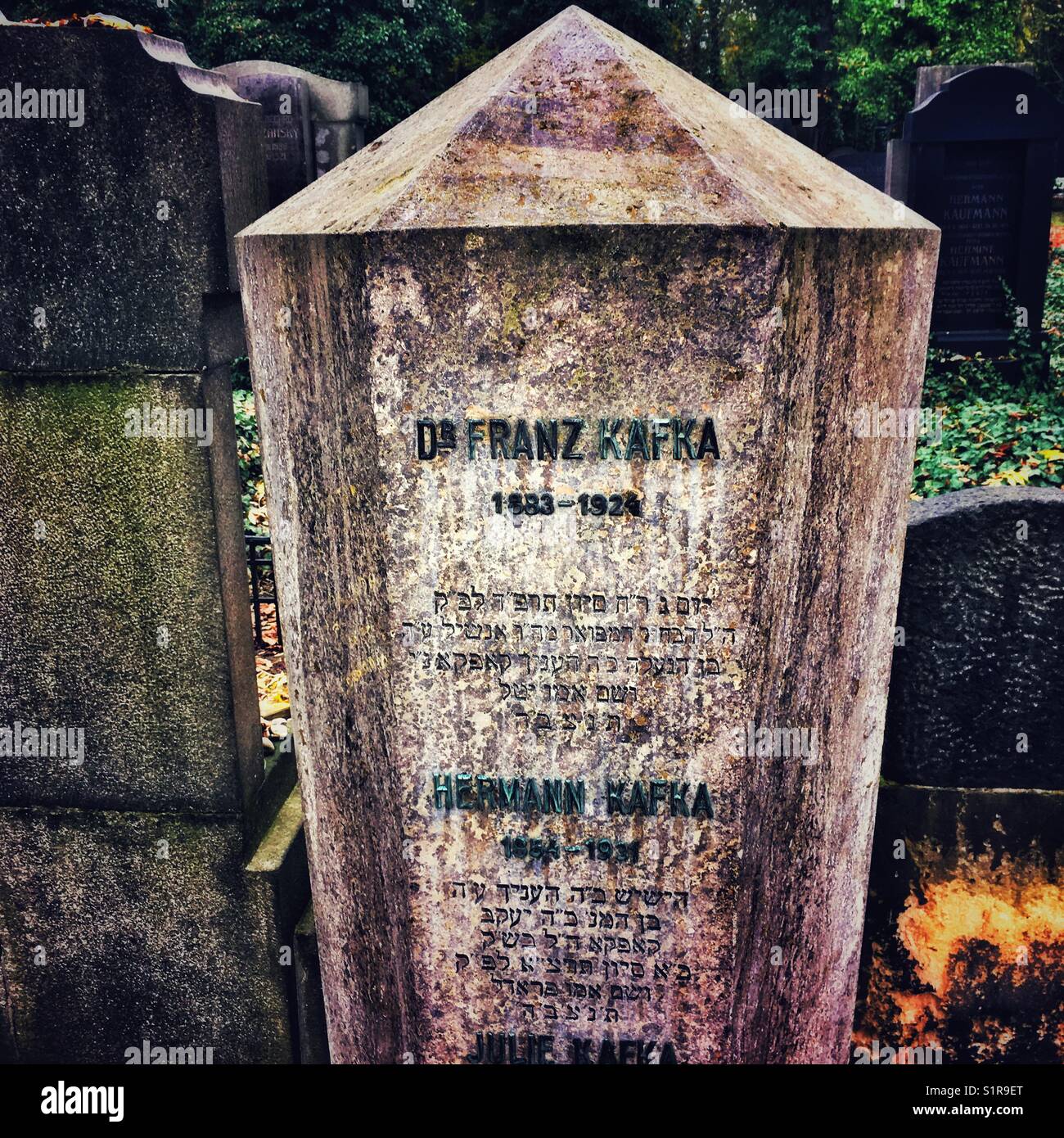Tumba de Franz Kafka en el nuevo cementerio judío de Praga Foto de stock