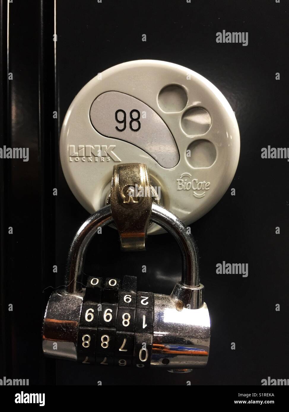 Combination lock on a locker fotografías e imágenes de alta resolución -  Alamy