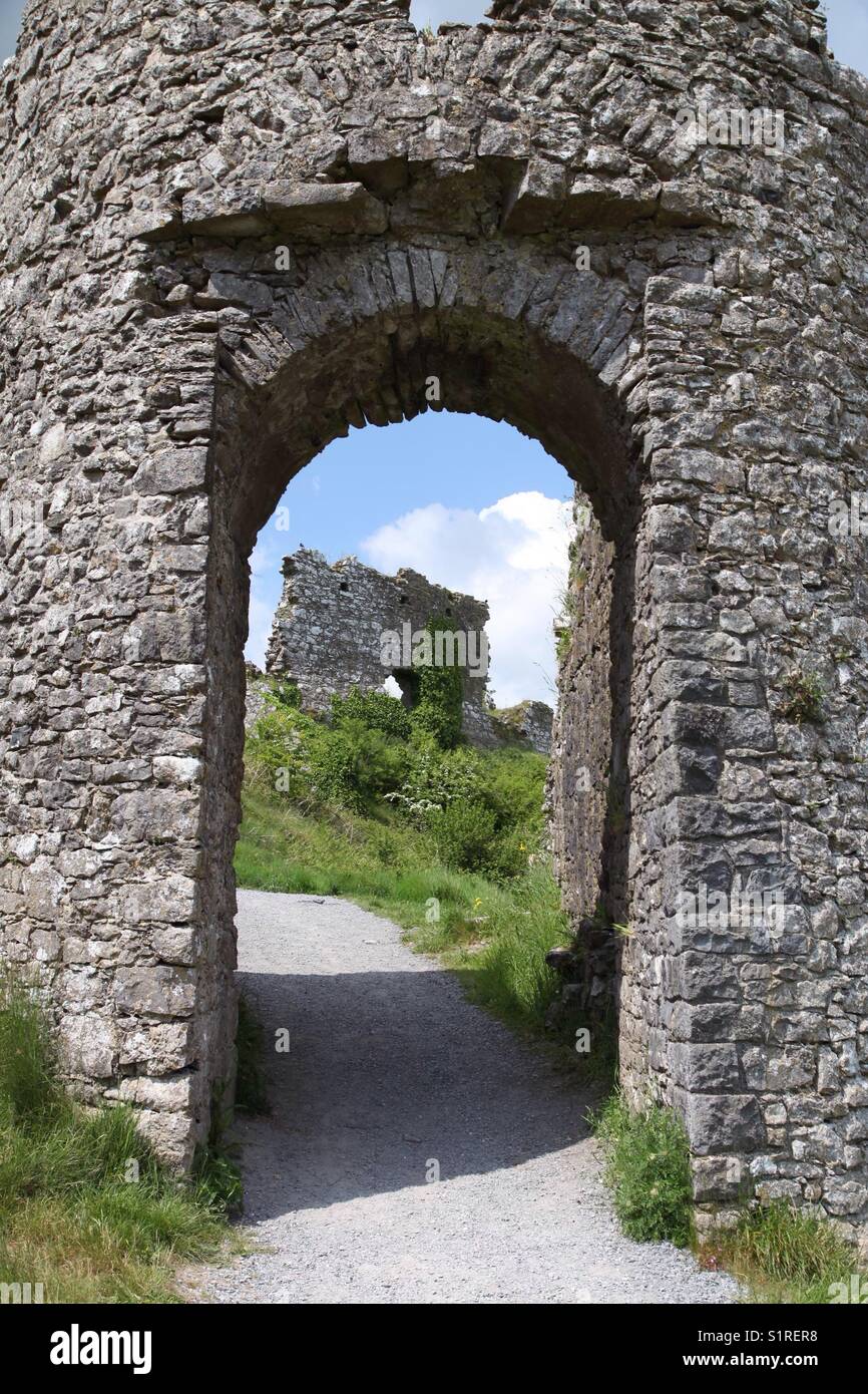 Puerta de entrada a las ruinas del castillo Foto de stock