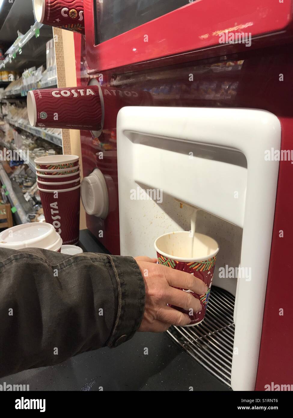 Mujer con una costa autoservicio de máquina de café en un supermercado en  un campus universitario, en el Reino Unido Fotografía de stock - Alamy