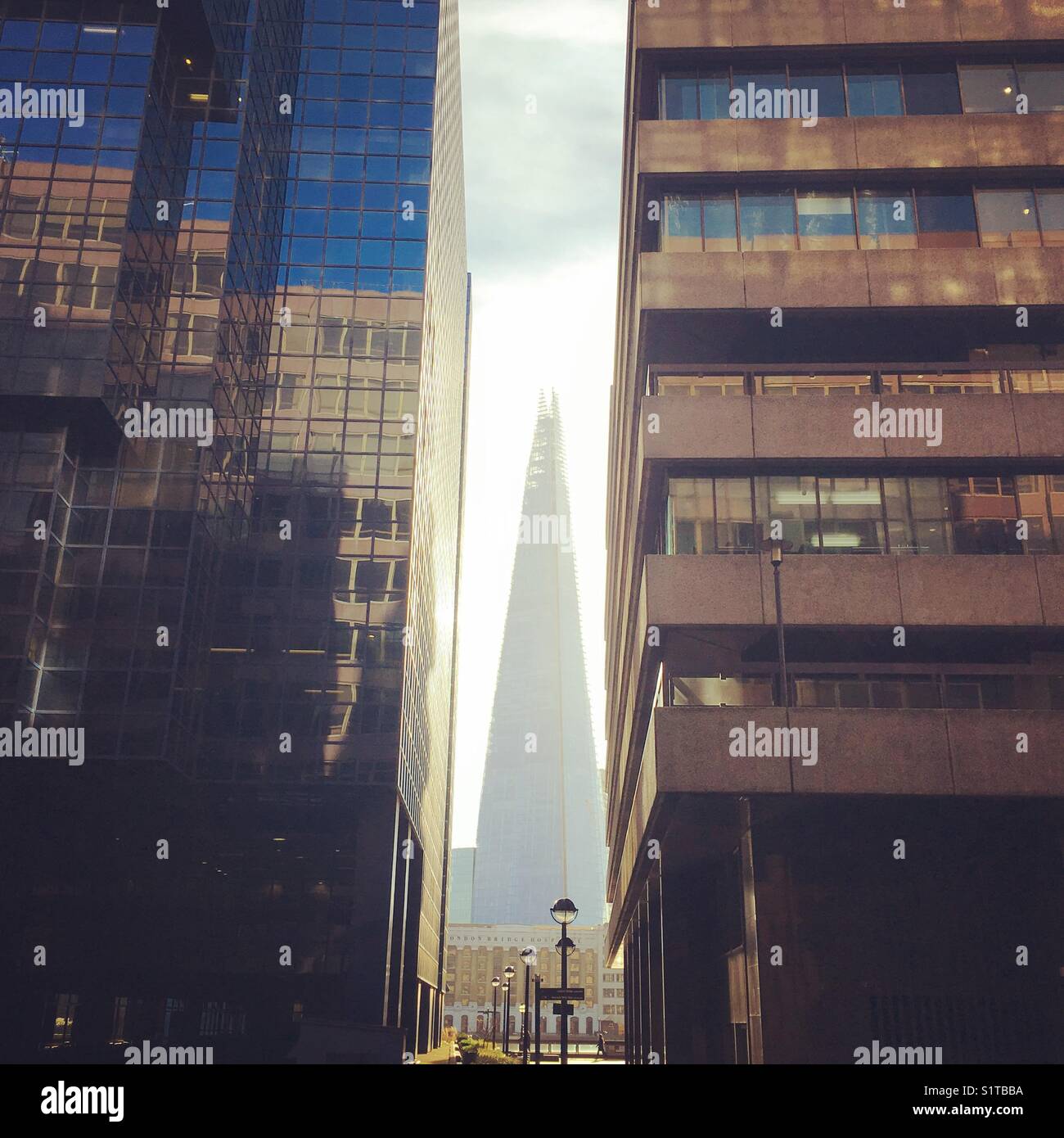 El Shard edificio tal como se ve desde el lado norte del río Támesis. Foto de stock