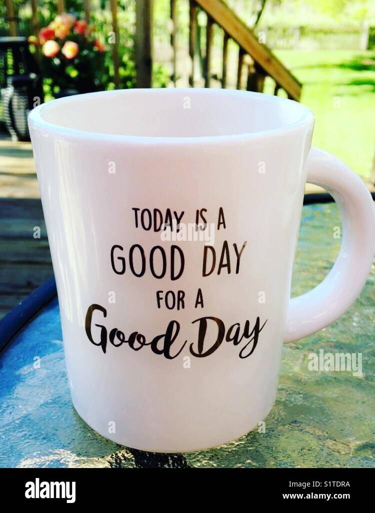 Taza de café diciendo que hoy es un buen día para un buen día Fotografía de  stock - Alamy