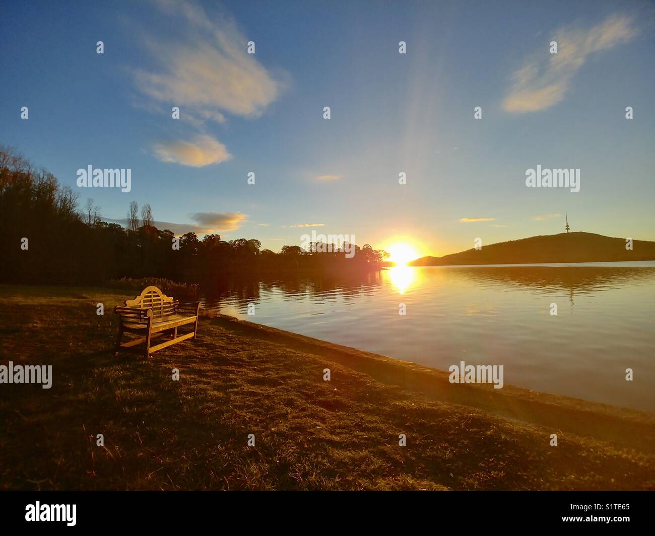 Atardecer en el Lago Burley Griffin. Foto de stock