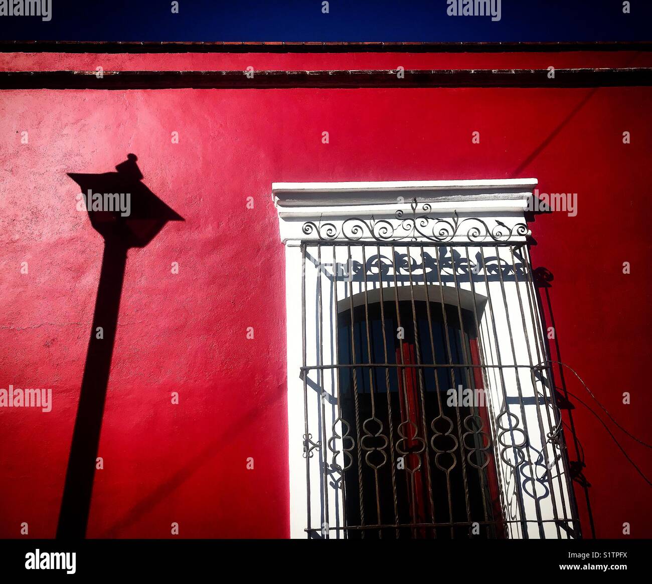 Una sombra de una lámpara de la calle se convierte en una pared roja en  Oaxaca, México Fotografía de stock - Alamy