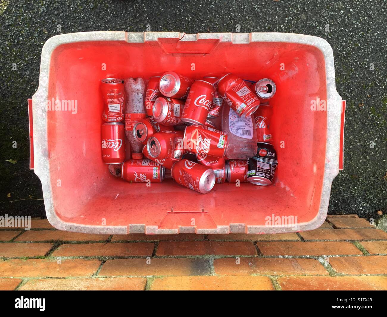 Latas de Coca Cola vacía en un contenedor de reciclado de color rojo.  Builth Wells, Powys, Gales, Reino Unido Fotografía de stock - Alamy