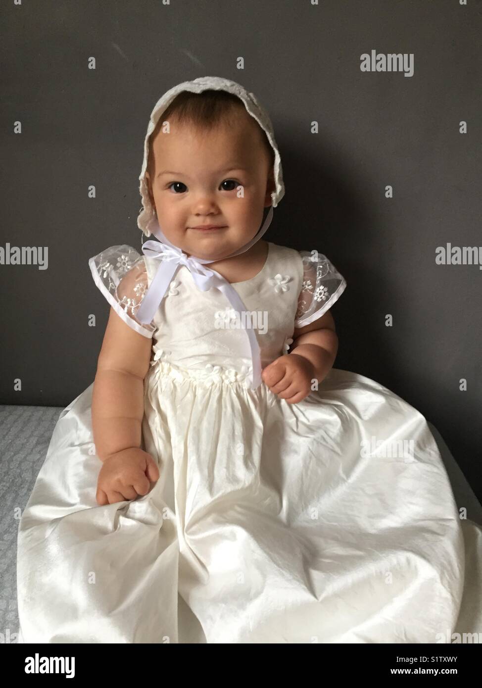 Vestido De Bautizo Fotos e Imágenes de stock - Alamy