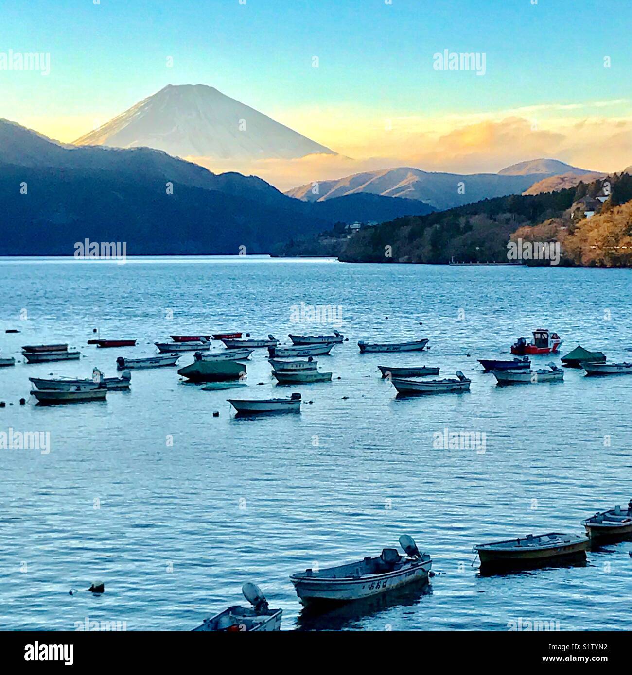 Vista del Monte Fuji, Hakone Asohi atravesando el lago Foto de stock
