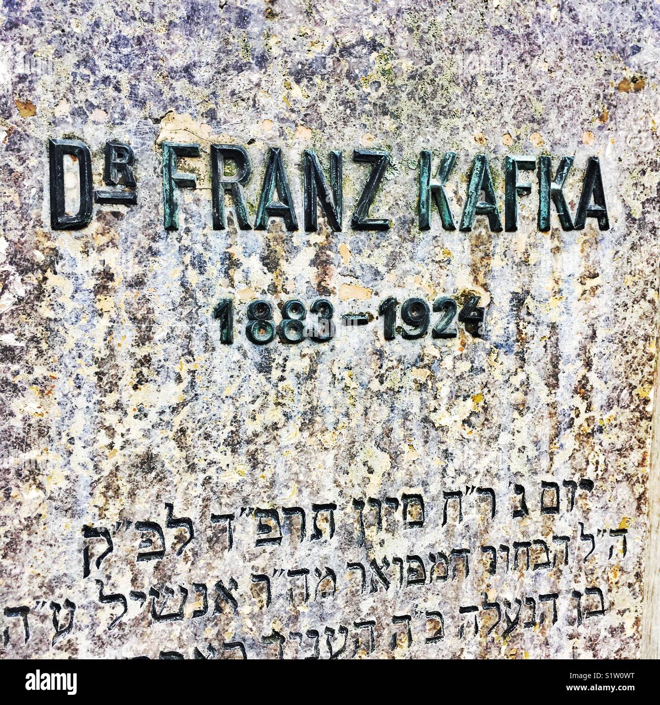 Tumba de Franz Kafka en el nuevo cementerio judío de Praga Foto de stock