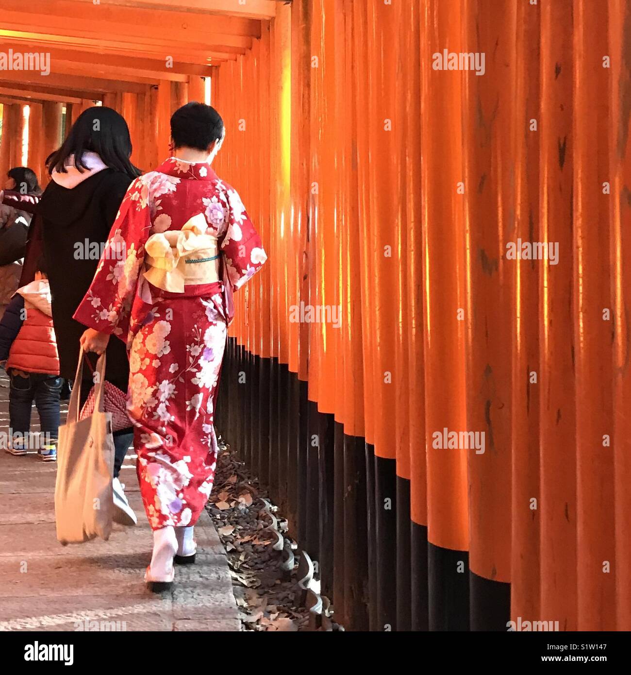Se trata de una geisha caminando por el camino del santuario Fushimi Inari Foto de stock