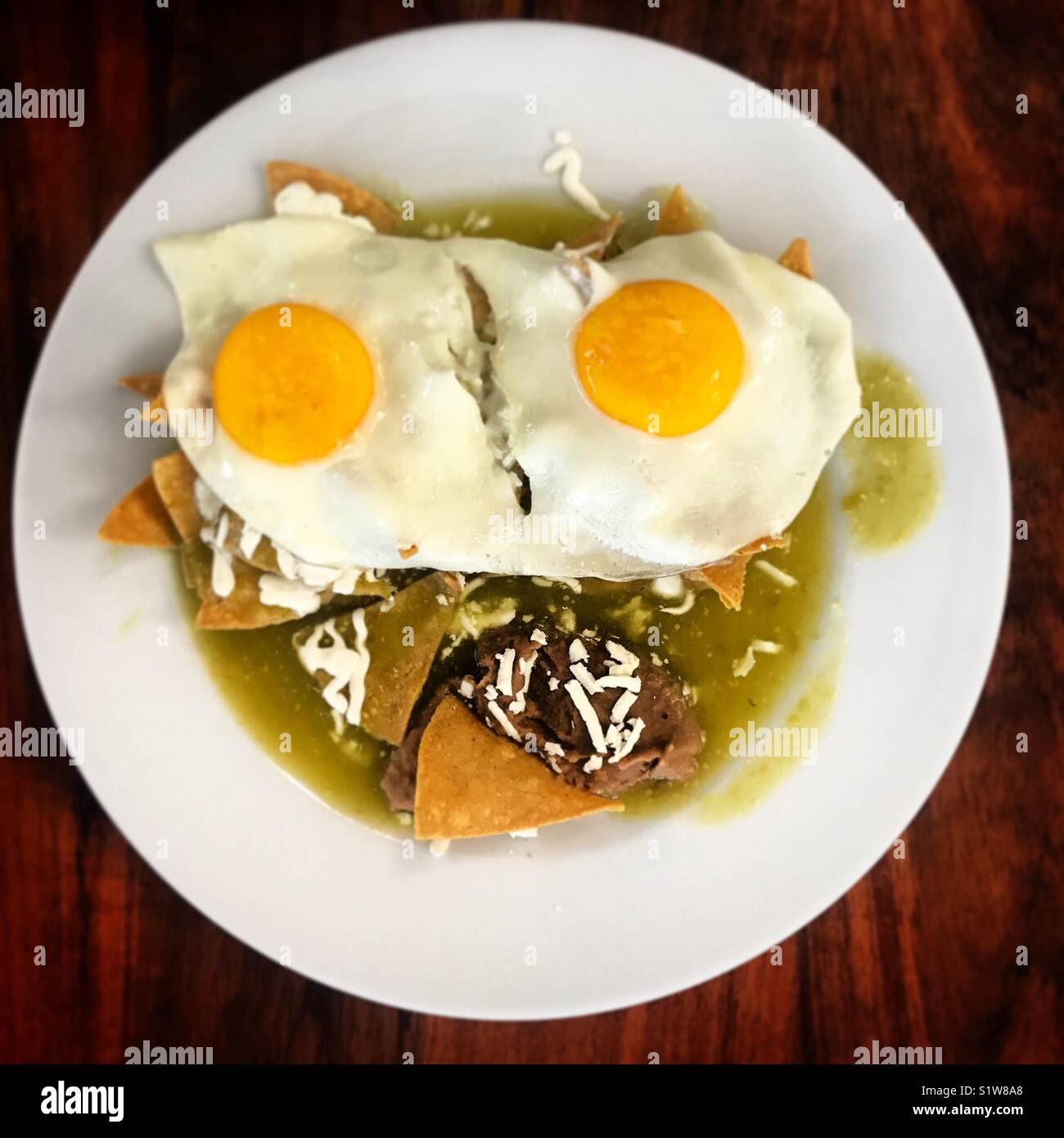 Chilaquiles verdes con huevos para desayunar en la Ciudad de México  Fotografía de stock - Alamy