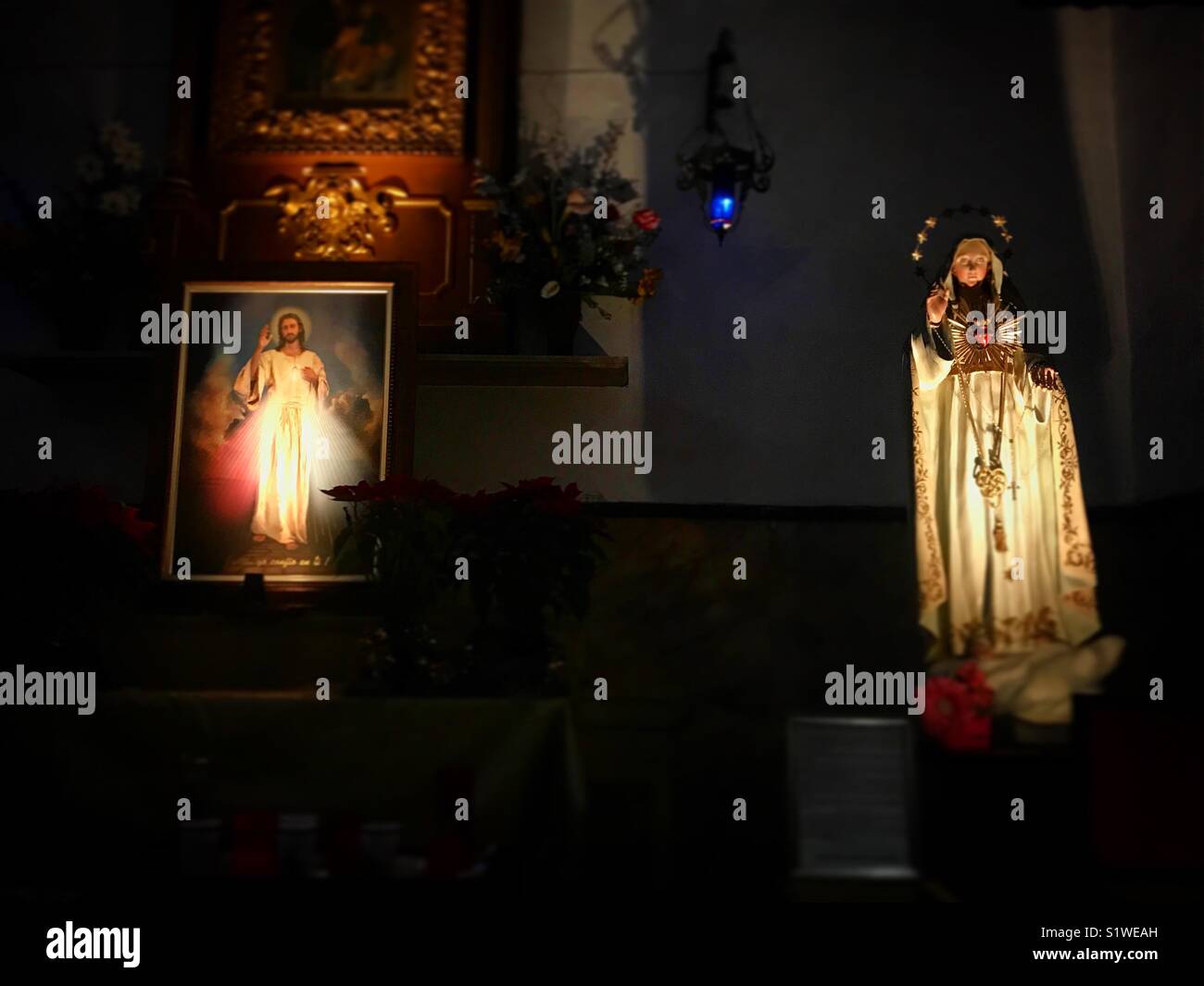 Imágenes de Jesucristo y la Virgen María decorar una iglesia en Santiago de Querétaro, México Fotografía de stock - Alamy Imágenes de Jesucristo y la Virgen María decorar una iglesia en Santiago de Querétaro, México Fotografía de stock - Alamy