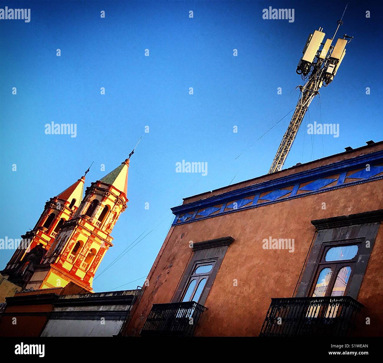 Antenas Wifi y los campanarios de una iglesia en Santiago de Querétaro, México Foto de stock