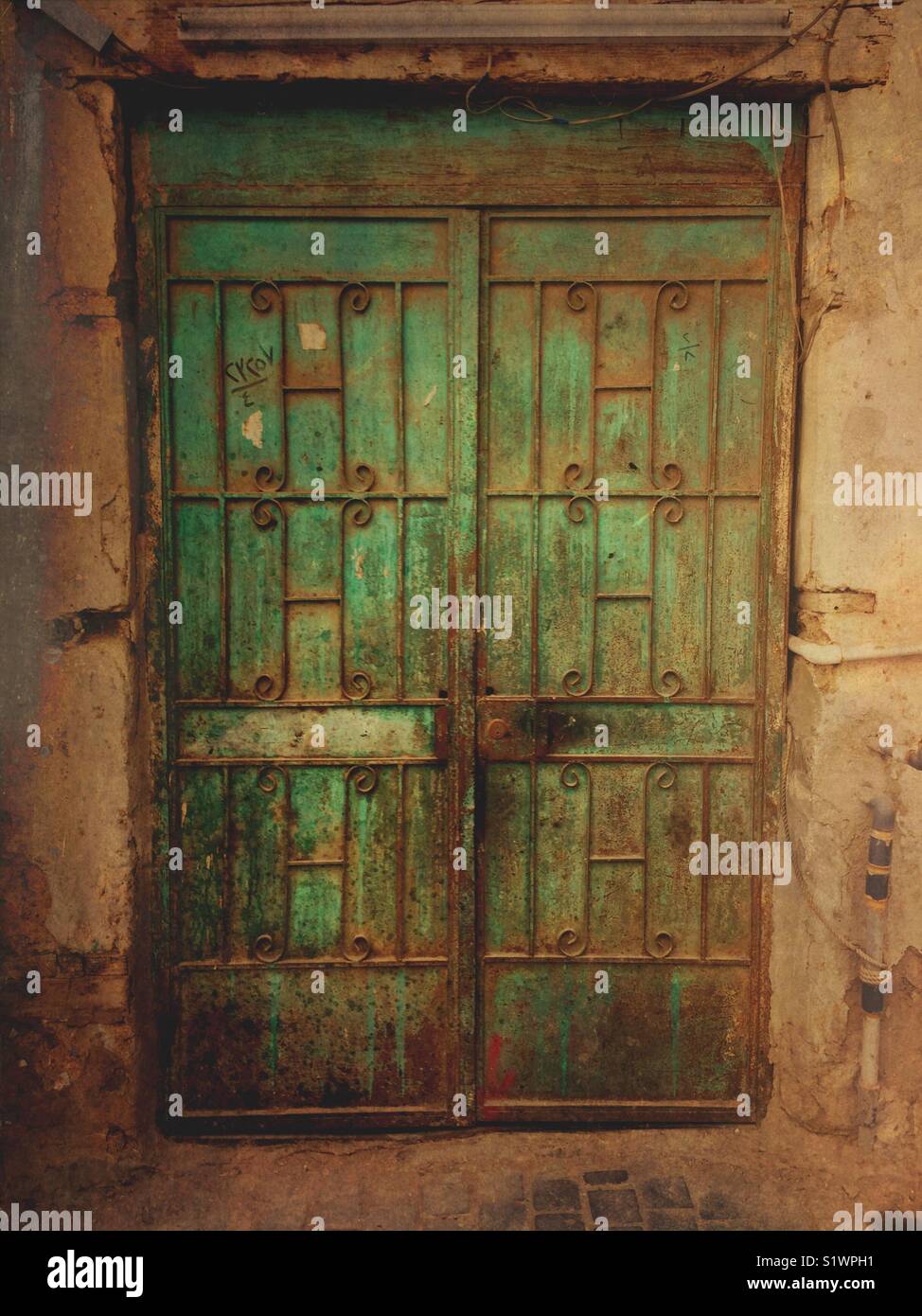 Viejo oxidada puerta histórica en Jeddah, Arabia Saudita Foto de stock
