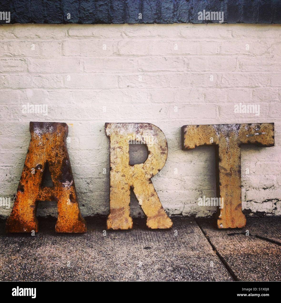 Arte Expuestas Con Letras De Estilo Rustico En La Acera Apoyado