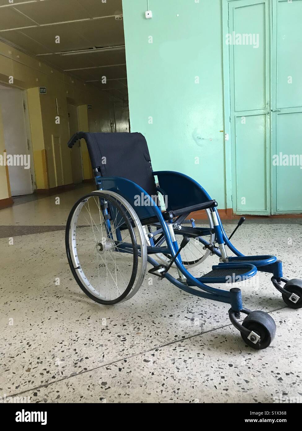 El antiguo hospital desde el interior. Discapacitados silla de ruedas para  el transporte de no caminar a los pacientes Fotografía de stock - Alamy