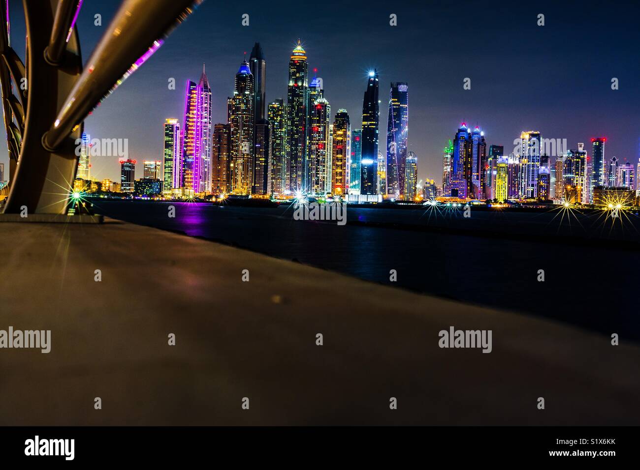 Luces hermosas de Dubai. Foto de stock