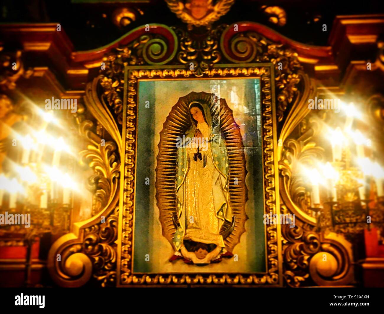 Una imagen de Nuestra Señora de Guadalupe decora un altar en la iglesia