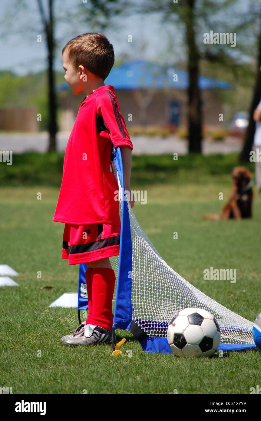 Portero niño jugando fútbol Fotografía de stock - Alamy