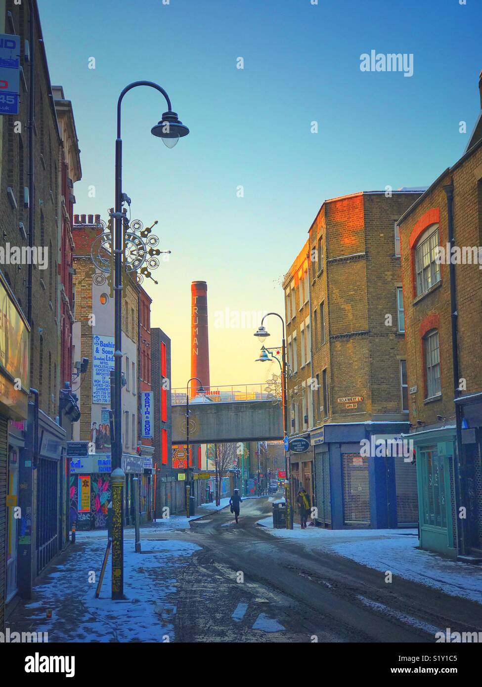 Brick Lane en la nieve, Londres. Foto de stock