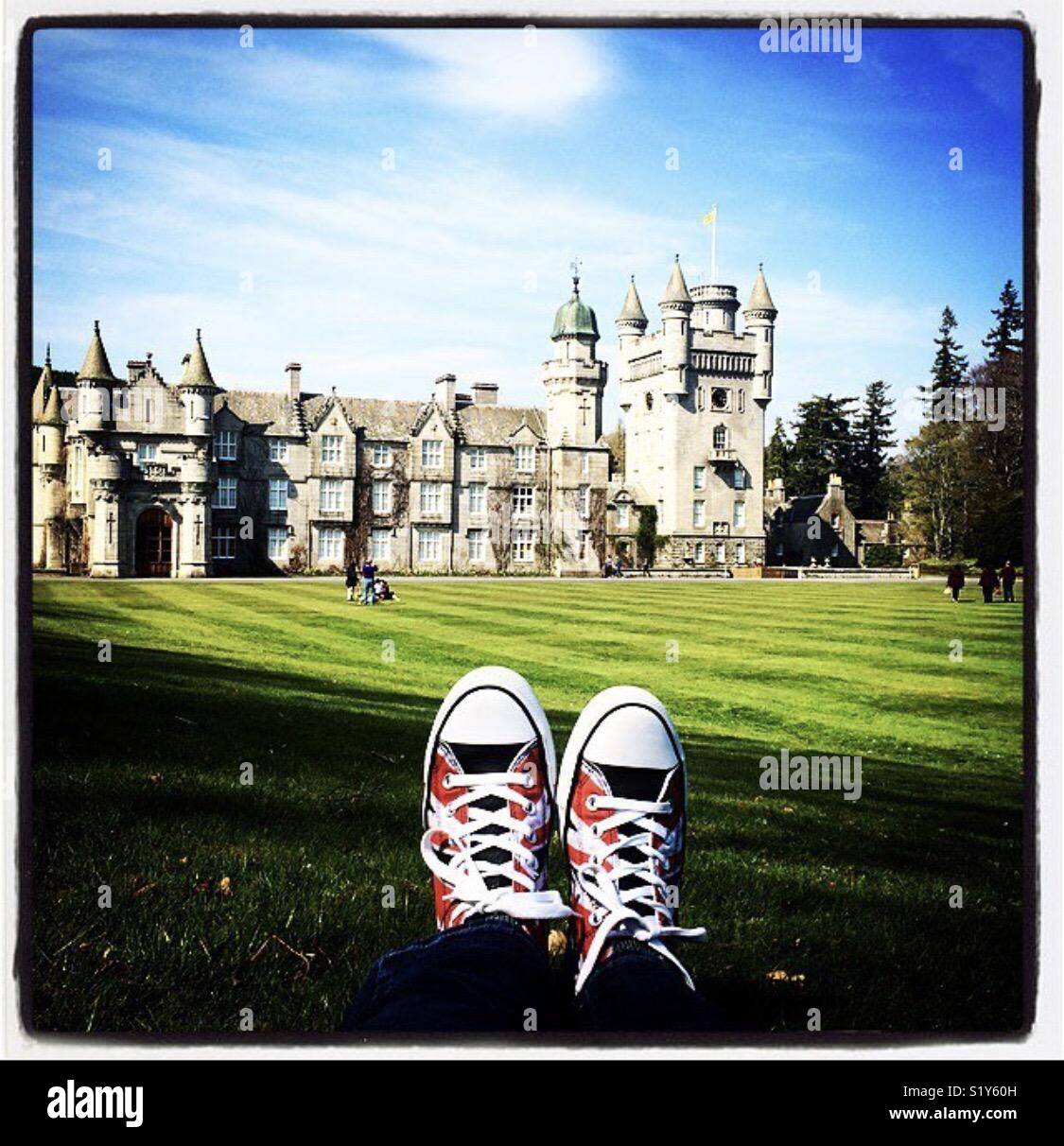 Union Jack converse zapatos para correr en el castillo de Balmoral en  Escocia UK Fotografía de stock - Alamy