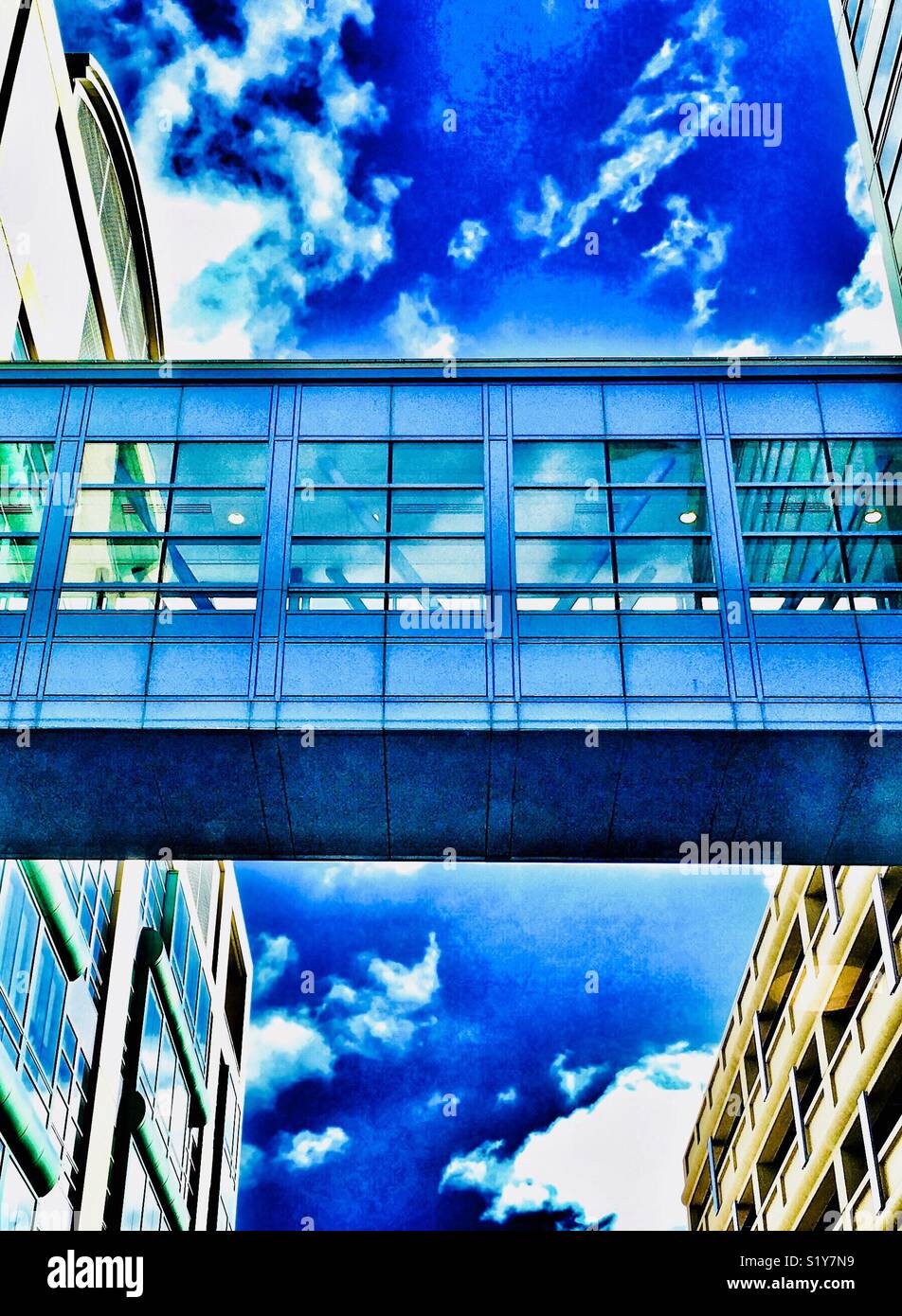 Skywalk vista desde otro skywalk con fondo de cielo azul Foto de stock
