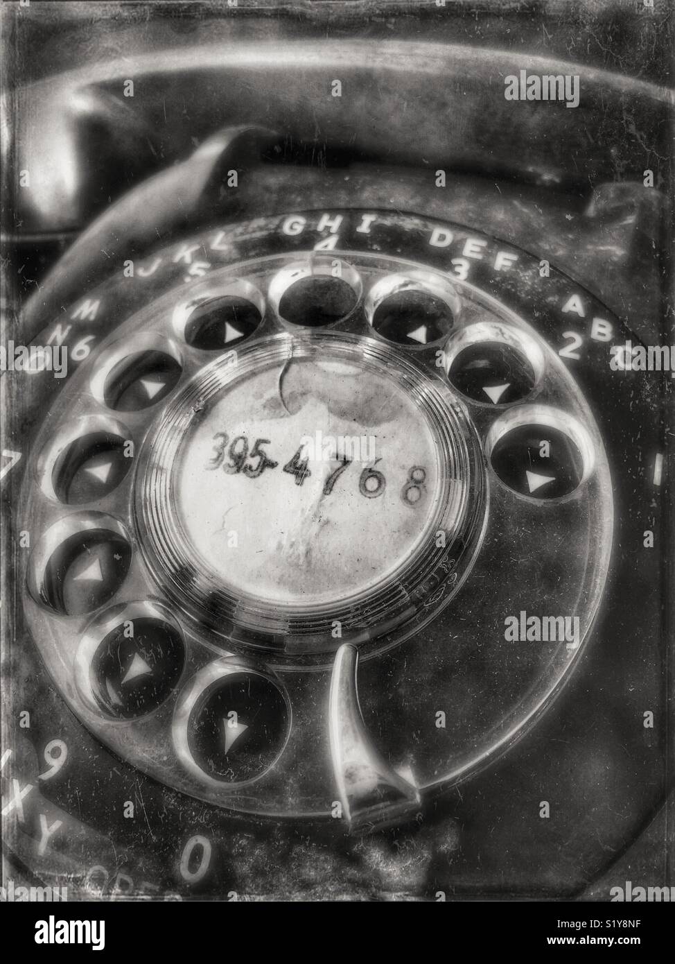 Imagen en blanco y negro de un antiguo teléfono dial giratorio Foto de stock