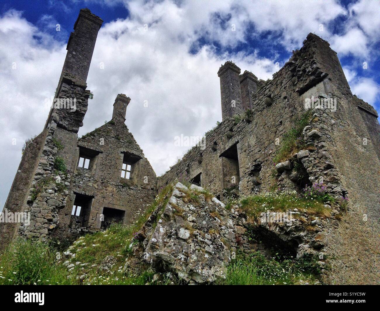 Abandonados a la ruina de la construcción de Irlanda castillo Ballycowan Foto de stock