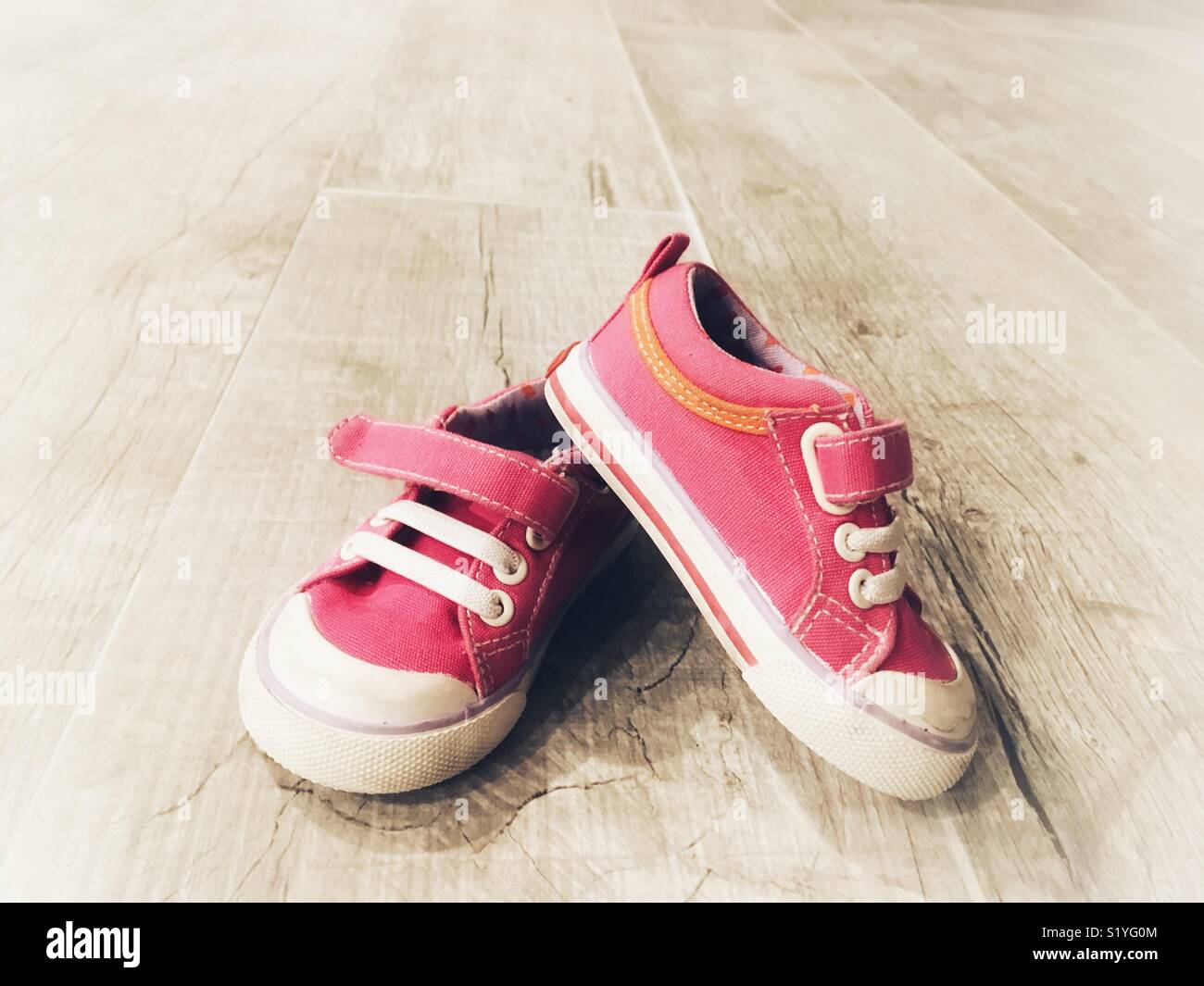 Pink tennis shoes fotografías e imágenes de alta resolución - Alamy