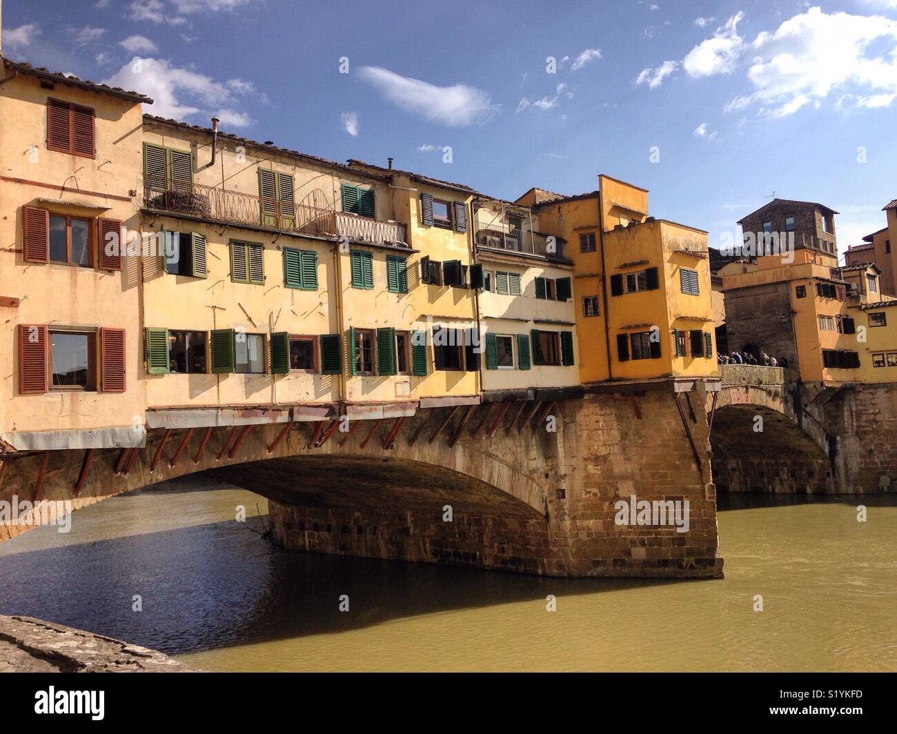 Vistas al río Arno y el Ponte Vecchio en Florencia, Italia. Foto de stock