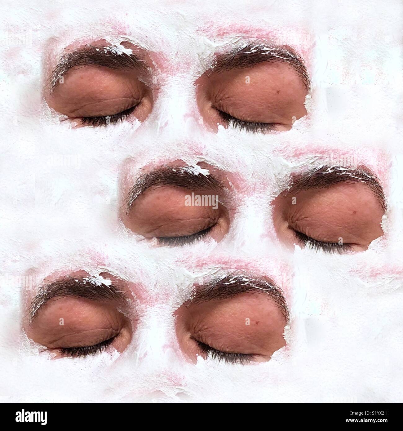 Una abstracta imagen artística de tres conjuntos de ojos cerrados en un rostro cubierto por una máscara de barro de arcilla blanca Foto de stock