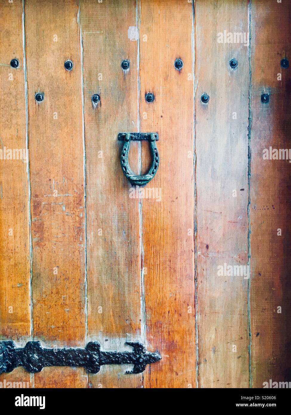 Wooden door and horseshoe fotografías e imágenes de alta resolución - Alamy