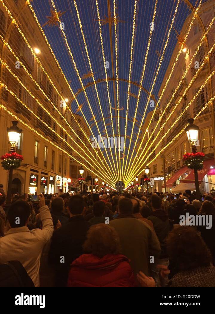 Iluminación de la calle Larios, en Málaga Centro. Iluminación y música para el comienzo de la feria 2017 Foto de stock