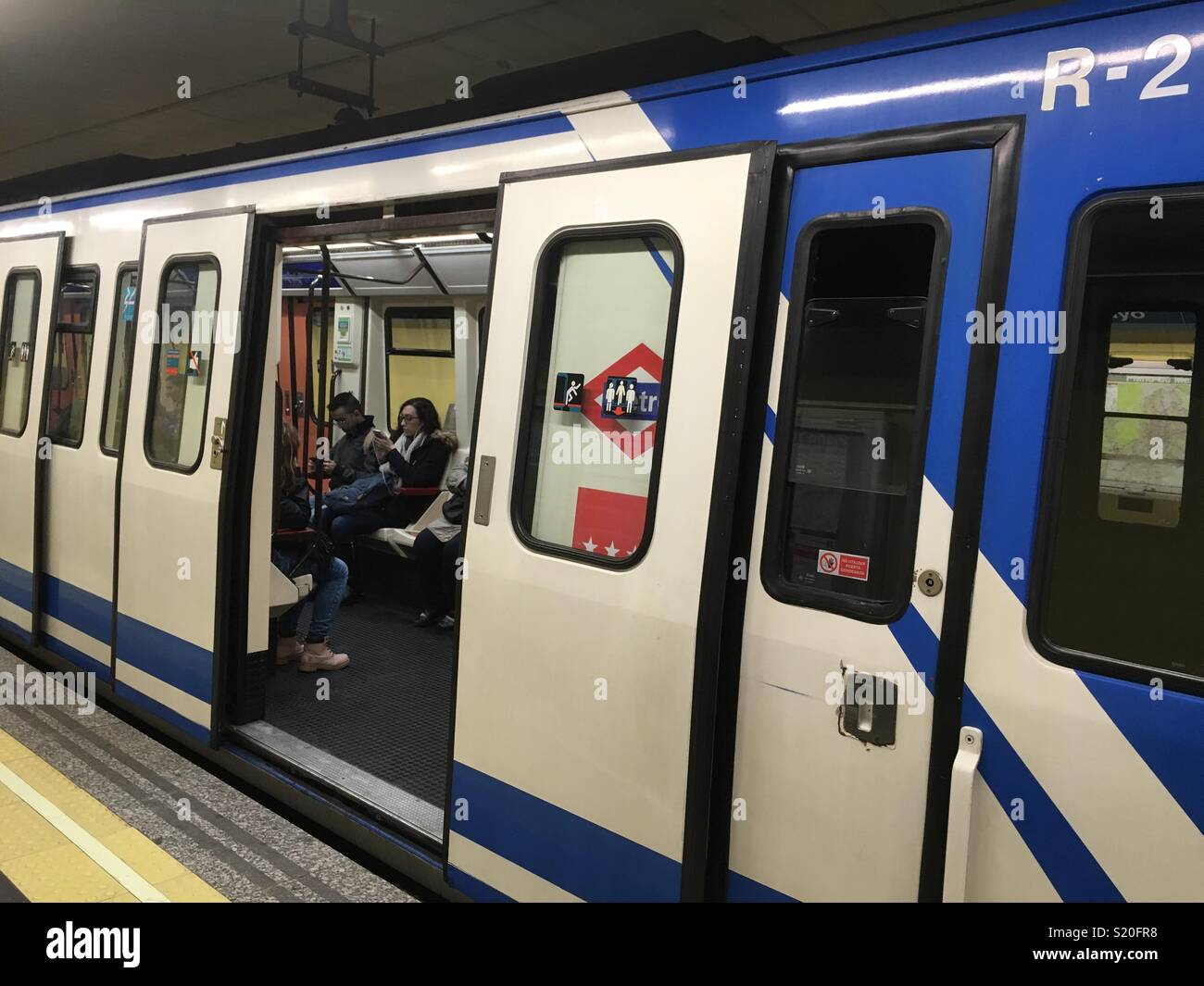 Abrir las puertas del tren en la estación de metro de Madrid Foto de stock