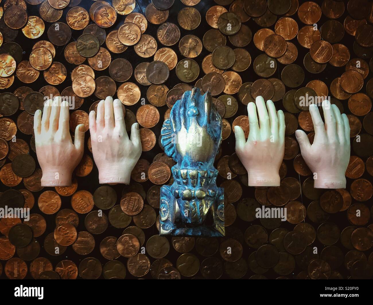 Muchas manos en concepto de dinero Foto de stock