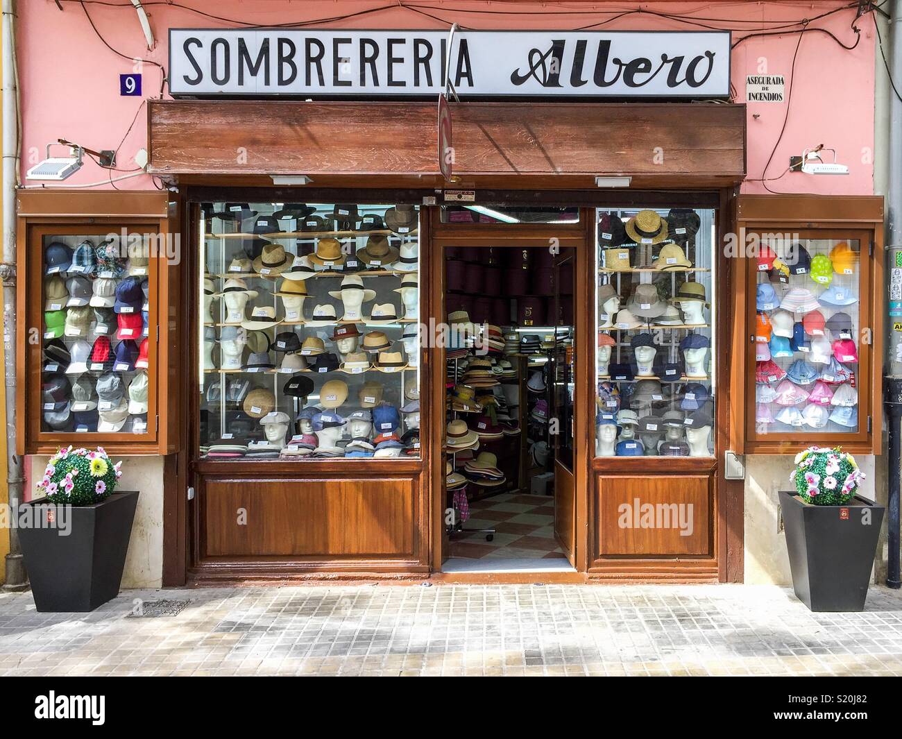Sombrerería Albero ( sombrerería), en Valencia, España Foto de stock