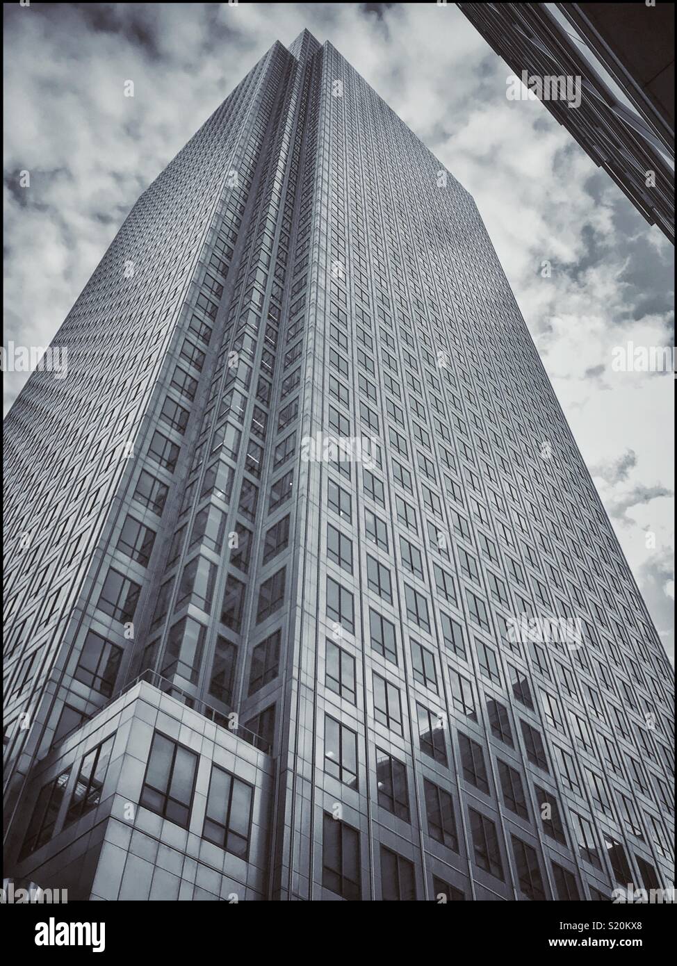 Mirando hacia un edificio alto (rascacielos?!). Un montón de oficinas la escalada hacia el cielo en un moderno edificio en algún lugar de Europa. Crédito de la Foto: © COLIN HOSKINS. Foto de stock