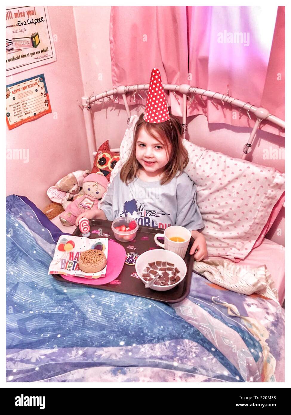Niña de 6 año de edad cumpleaños disfrutando del desayuno en la cama  Fotografía de stock - Alamy