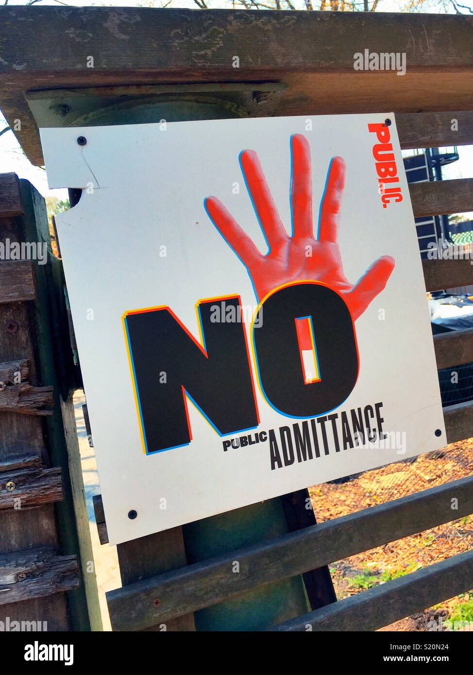 Señal de advertencia gráfica no admisión pública con la simbólica deteniendo la mano de color rojo brillante, EE.UU. Foto de stock