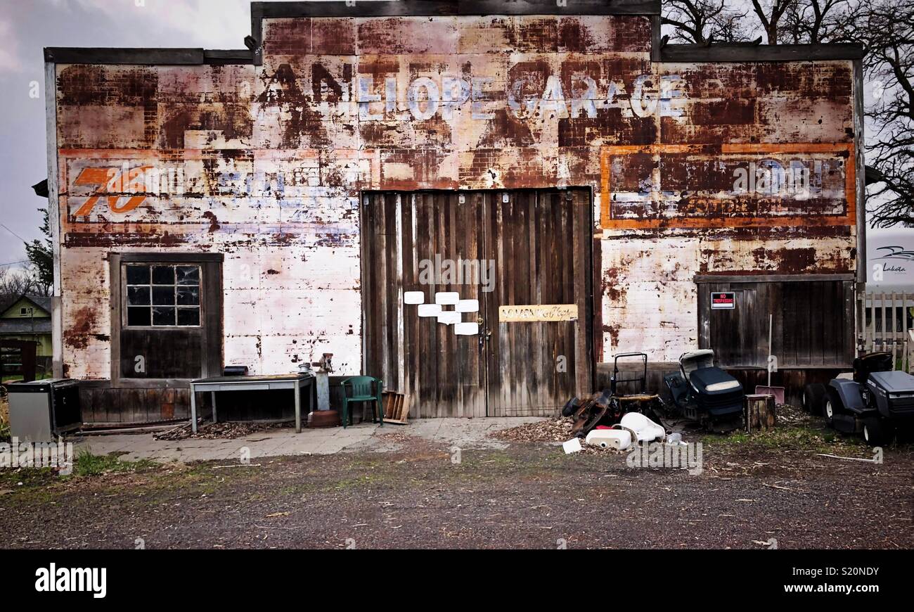 Y ruinoso edificio garaje abandonado en la calle principal de la ciudad de antílopes en Oregon, el sitio de los hechos del documental Wild Wild País Foto de stock