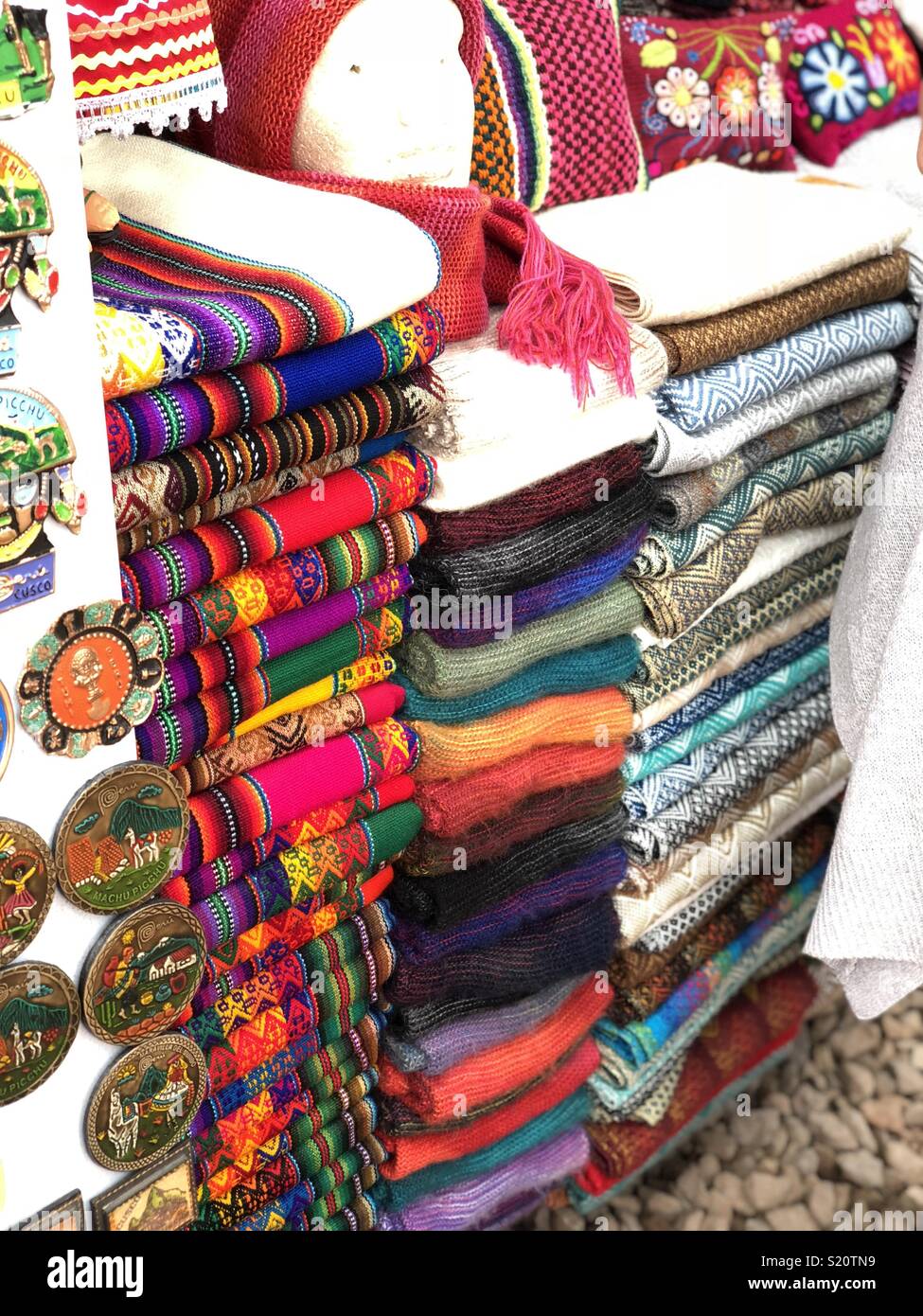 Bufandas coloridas fotografías e imágenes de resolución -