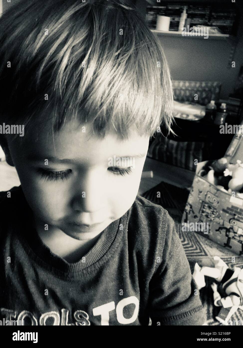 Mi bebé en la sala de estar haciendo un desastre/ jugando con sus juguetes.  Aquí él se me muestra uno de los juguetes que está jugando con Fotografía  de stock - Alamy