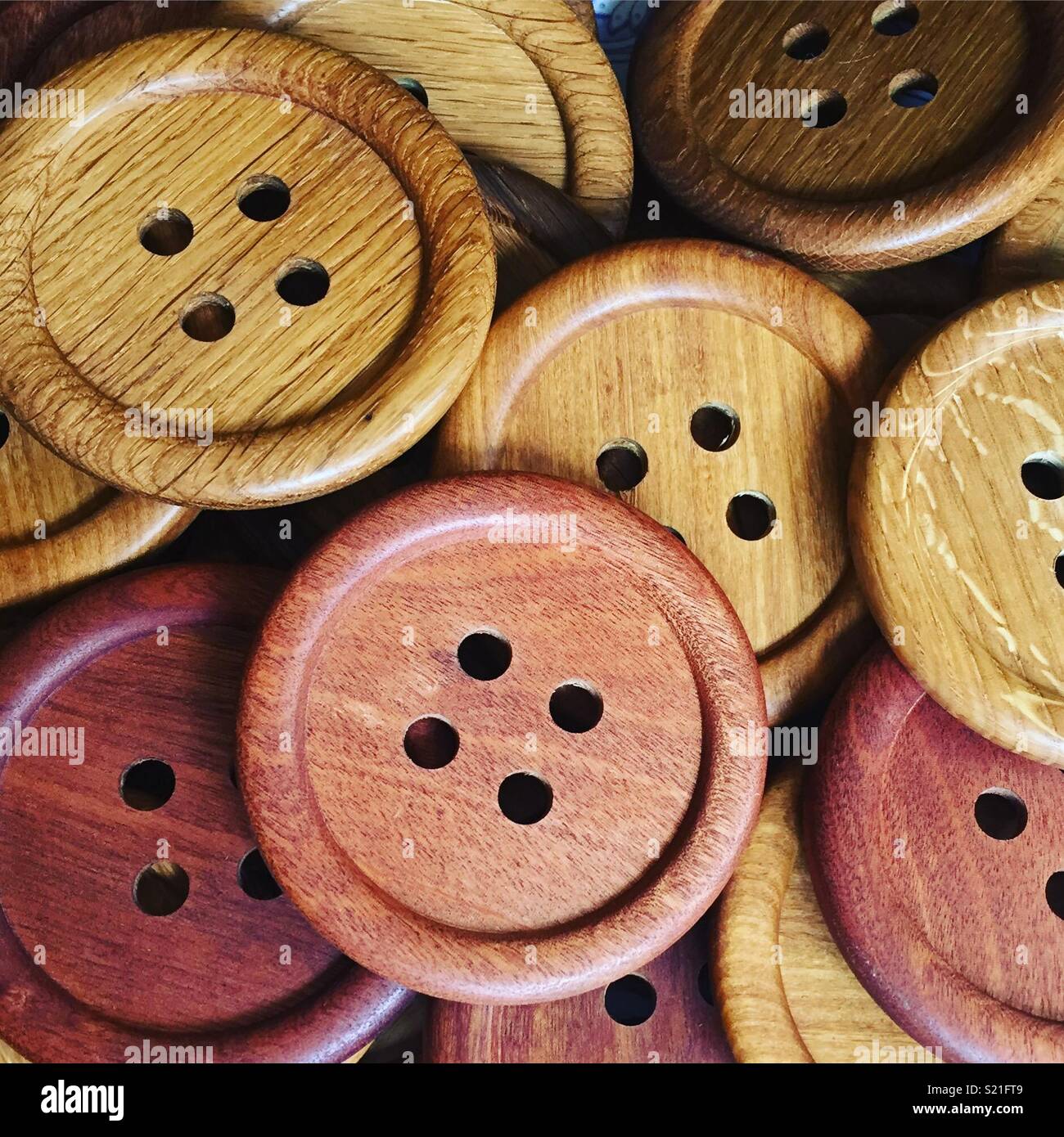 Hermosos botones de madera Fotografía de stock - Alamy