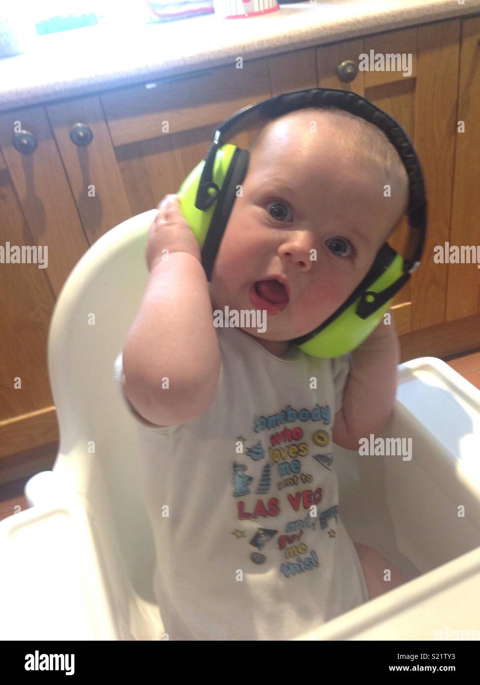 un bebé vistiendo auriculares y reír. ai generativo 33168989 Foto
