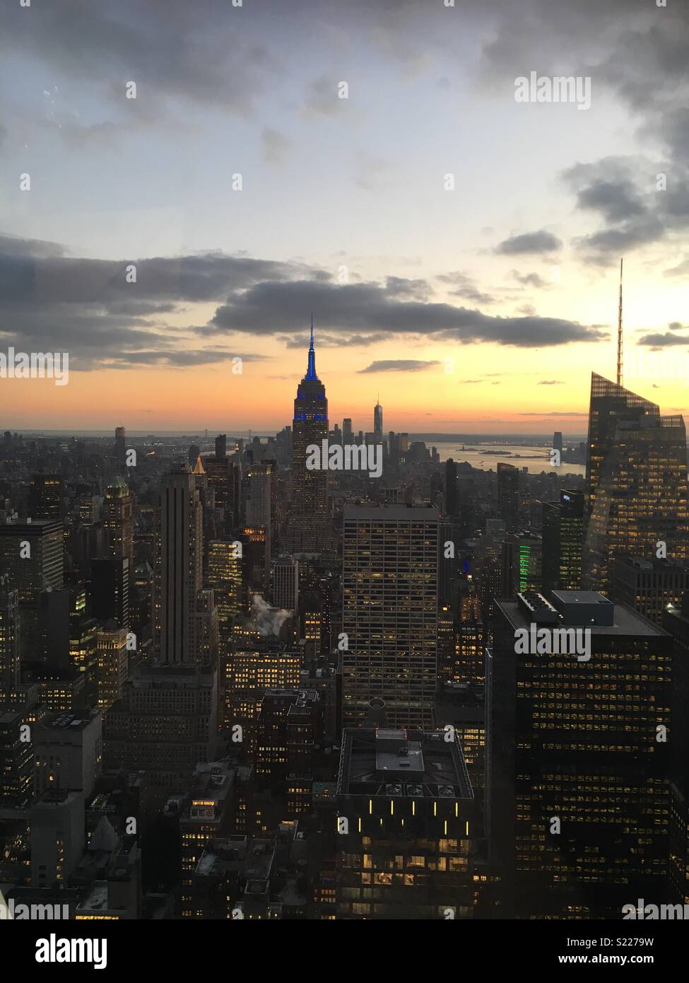Vista de Nueva York desde la parte superior del Rockefeller Center al atardecer Foto de stock